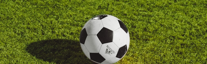 足球比赛精彩瞬间 - 运动员在绿茵场上激烈拼抢